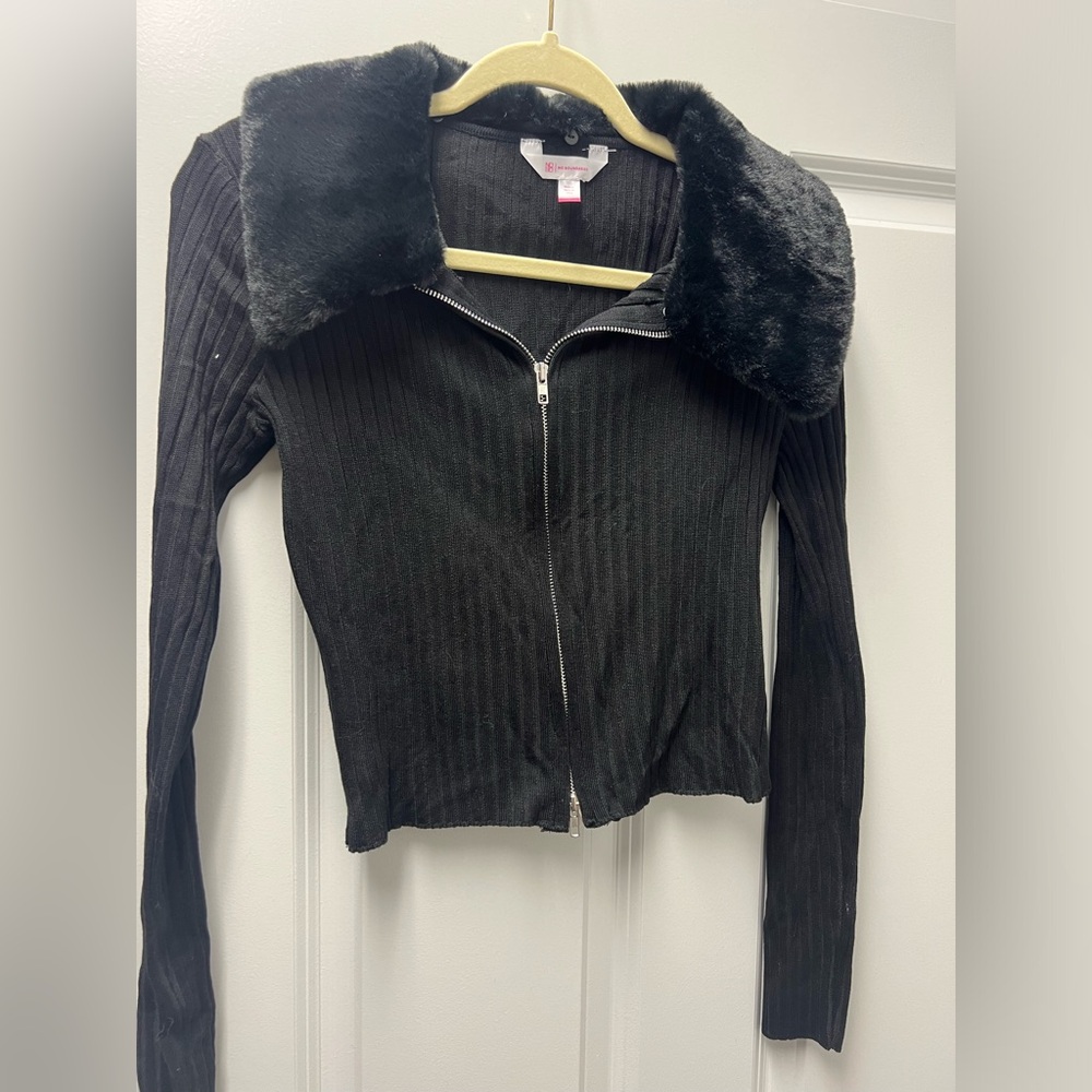 Fur collar detachable long sleeve top. Black. Size L Cropped. Runs Small. NWOT.